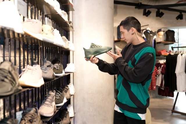 Theo chân Khả Ngân, Phở Đặc Biệt chọn những mẫu giày đỉnh vừa cập bến store adidas - Ảnh 15.