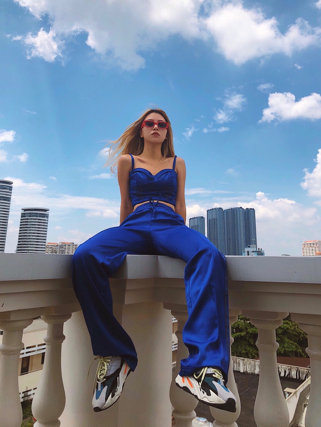 Quỳnh Anh Shyn &ldquo;chất chơi&rdquo; diện set đồ nằm trong BST phi&ecirc;n bản giới hạn của adidas Originals xuống phố - Ảnh 11.