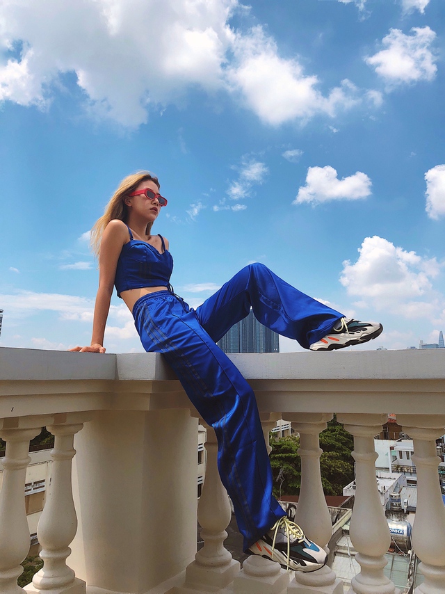 Quỳnh Anh Shyn &ldquo;chất chơi&rdquo; diện set đồ nằm trong BST phi&ecirc;n bản giới hạn của adidas Originals xuống phố - Ảnh 12.