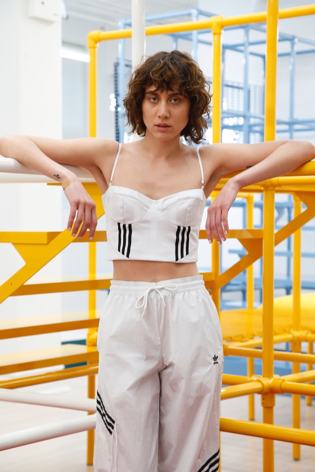 Quỳnh Anh Shyn &ldquo;chất chơi&rdquo; diện set đồ nằm trong BST phi&ecirc;n bản giới hạn của adidas Originals xuống phố - Ảnh 15.