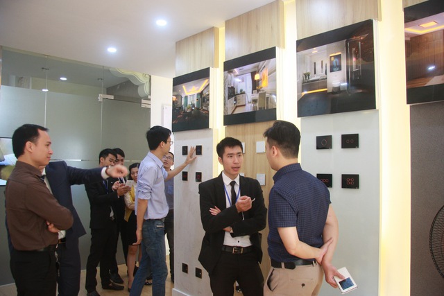 Showroom thứ 5 của Lumi tại Hà Nội được đầu tư kĩ lưỡng, mô phỏng không gian sống quen thuộc của mỗi gia đình, mang đến những trải nghiệm chân thực nhất cho khách hàng.