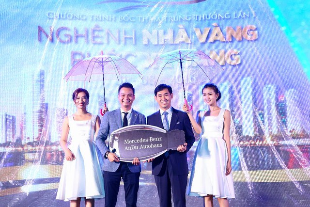 Mr.Choi - Tổng Giám Đốc Mercedes-Benz Việt Nam trao biểu tượng chìa khóa xe Mercedes S500L cho ban tổ chức chương trình.