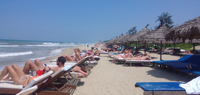 Hình ảnh chụp thực tế tại bãi biển An Bàng - Hội An - đây được xem là bãi tắm có số lượng du khách quốc tế đến tắm đông nhất cả nước.