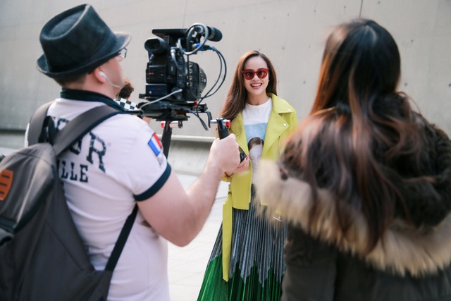 Sella Trương cực chất với c&aacute;ch phối đồ m&agrave;u sắc tại Seoul Fashion Week - Ảnh 9.