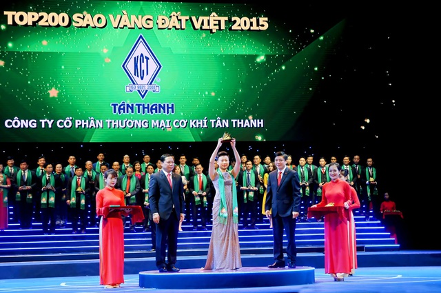 Đại diện công ty Tân Thanh nhận giải thưởng Sao Vàng Đất Việt