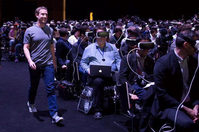 Bức ảnh Mark Zuckerberg xuất hiện tại sự kiện của Samsung đang gây bão trên mạng xã hội.
