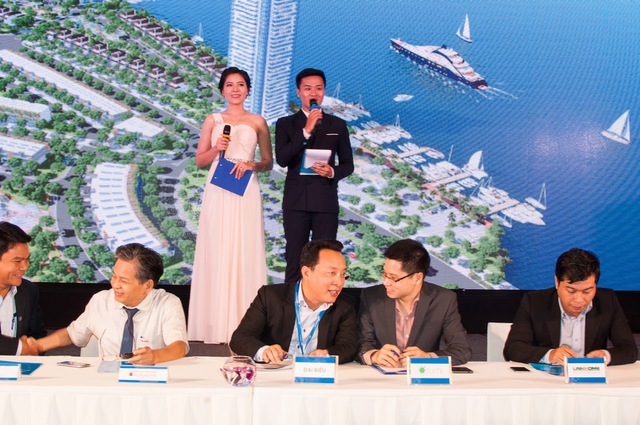 Ông Trần Ngọc Thành - Tổng giám đốc Đất Xanh Miền trung và Ông Nguyễn Đức Tài - Tổng giám đốc Lumi Việt Nam tại lễ ký kết hợp tác.