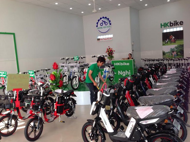 Cửa hàng uỷ nhiệm HKbike ở Bạc Liêu với diện tích 140m2. Trong hình là hình ảnh nhân viên của cửa hàng đang bận rộn nhập 100 chiếc xe ngày 12/5
