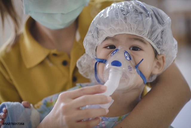 Ph&ograve;ng chống bệnh h&ocirc; hấp cho trẻ trong thời điểm giao m&ugrave;a - Ảnh 1.