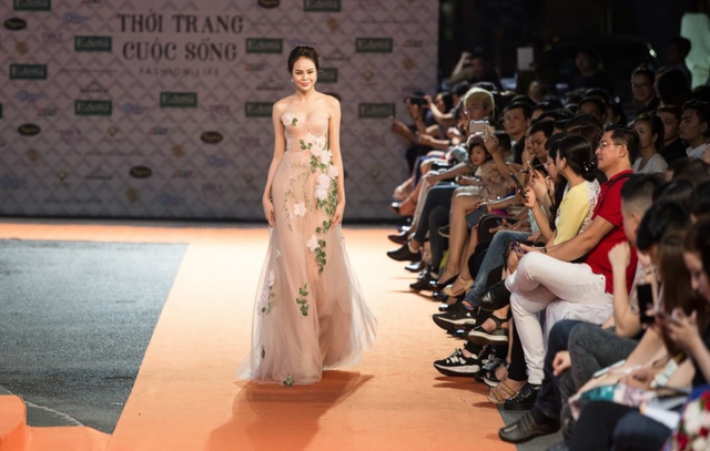 Hoa hậu Sella Trương xinh đẹp tựa nữ thần trong những thiết kế v&aacute;y hoa duy&ecirc;n d&aacute;ng - Ảnh 2.