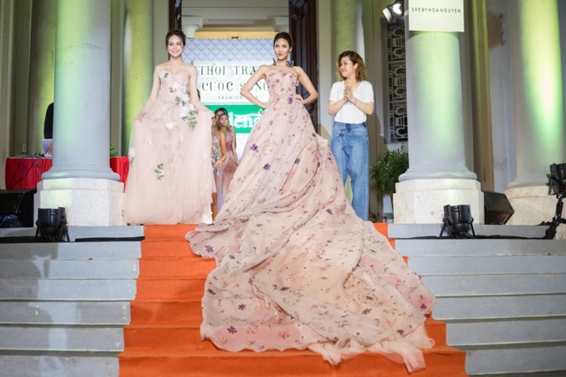 Hoa hậu Sella Trương xinh đẹp tựa nữ thần trong những thiết kế v&aacute;y hoa duy&ecirc;n d&aacute;ng - Ảnh 3.