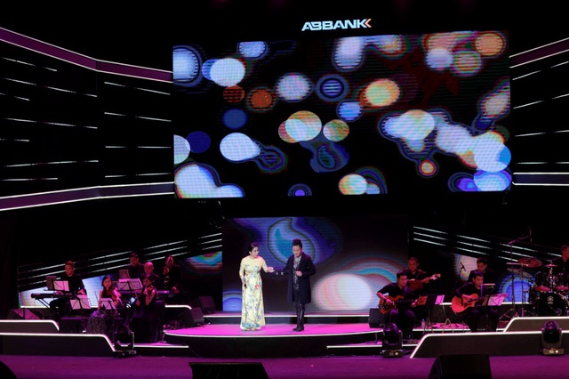 Mỹ Linh, T&ugrave;ng Dương, Uy&ecirc;n Linh... mang sắc xu&acirc;n đến Đ&ecirc;m nhạc Tết an b&igrave;nh 2018 - Ảnh 2.