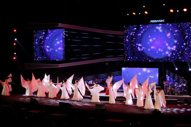 Mỹ Linh, T&ugrave;ng Dương, Uy&ecirc;n Linh... mang sắc xu&acirc;n đến Đ&ecirc;m nhạc Tết an b&igrave;nh 2018 - Ảnh 6.