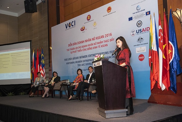 Doanh nhân Lê Hồng Thủy Tiên chia sẻ kinh nghiệm với các doanh nhân nữ ASEAN tại diễn đàn trong phiên họp “Hỗ trợ doanh nhân nữ lớn mạnh”