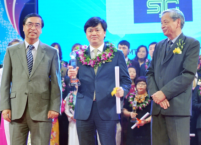 Tổng Giám đốc VietinBank Lê Đức Thọ vinh dự nhận Cúp Thương hiệu mạnh Việt Nam lần thứ XI 