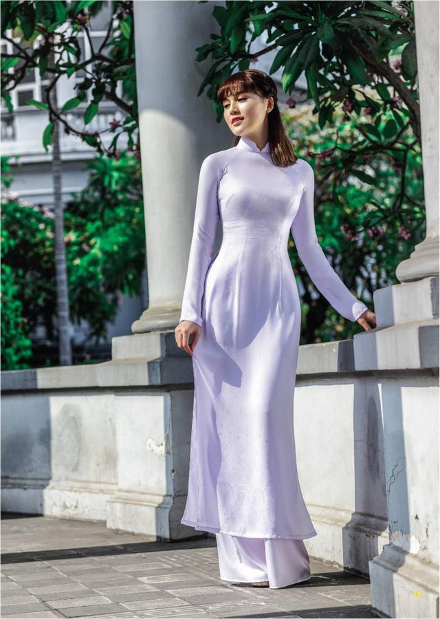 Bay bổng cùng họa tiết Henna trên áo dài nữ sinh - Ảnh 3. Bay bổng cùng họa tiết Henna trên áo dài nữ sinh - Ảnh 3.