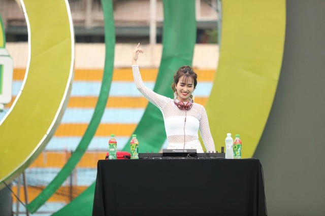 Sơn Tùng M-TP, Hồ Ngọc Hà cùng dàn ca sĩ hot “phá đảo” sân khấu mùa hè bằng loạt hit - Ảnh 13.
