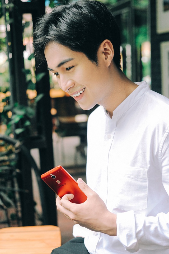 Hotboy FapTV xuất hiện cuốn hút bên smartphone selfie màu đỏ sang chảnh - Ảnh 2.