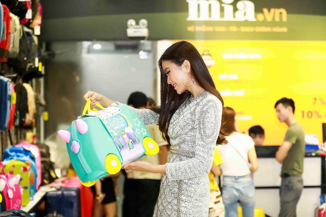 Angela Phương Trinh, Á hậu Mâu Thủy, Lan Ngọc tranh nhau mua vali hàng hiệu dịp “xả kho” - Ảnh 5.