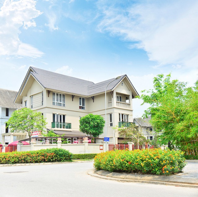 Những căn villa thấp thoáng giữa cây cối xanh mát và cỏ hoa rực rỡ ở Sunny Garden City.