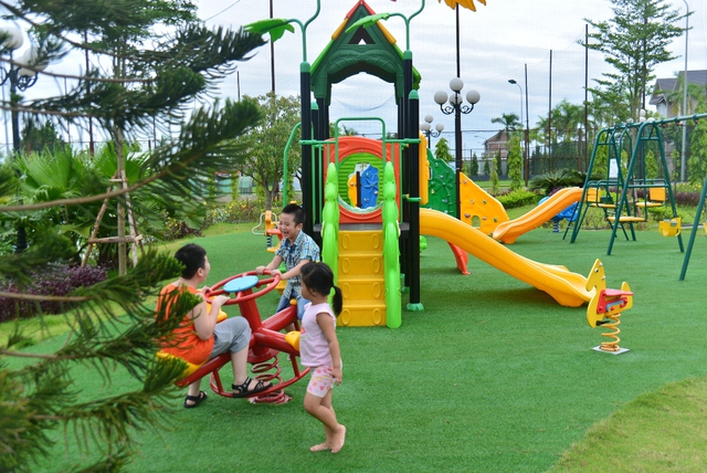 Tại Sunny Garden City, 1 số bậc phụ hunh hoàn toàn yên tâm khi con cái mình có nhiều không gian vui chơi, khám phá và đặc thù an toàn.