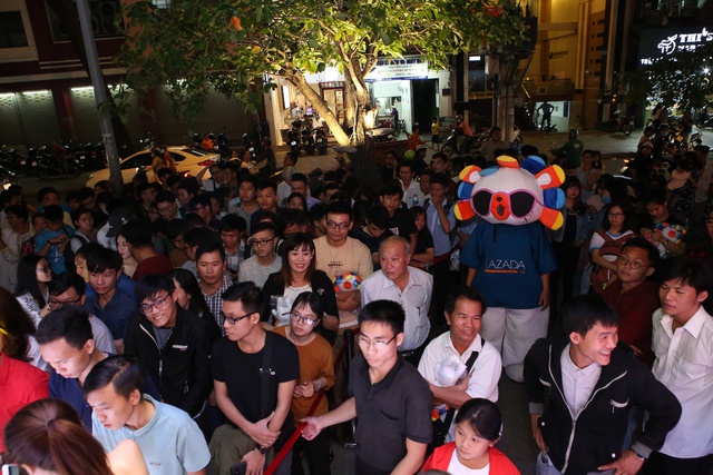 Dân tình xếp hàng đông nghịt tham gia “Check-in Lazada – Rinh quà thả ga” - Ảnh 2.