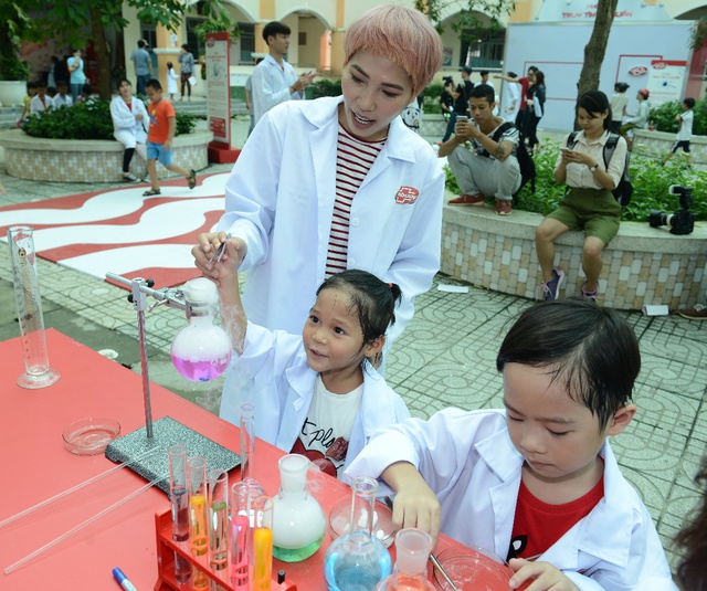 Minh H&agrave; v&agrave; Uy&ecirc;n B&ugrave;i c&ugrave;ng con trải nghiệm 1 ng&agrave;y l&agrave;m &ldquo;nh&agrave; khoa học&rdquo; - Ảnh 5.