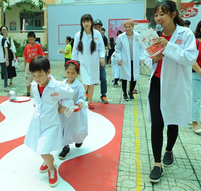 Minh H&agrave; v&agrave; Uy&ecirc;n B&ugrave;i c&ugrave;ng con trải nghiệm 1 ng&agrave;y l&agrave;m &ldquo;nh&agrave; khoa học&rdquo; - Ảnh 7.