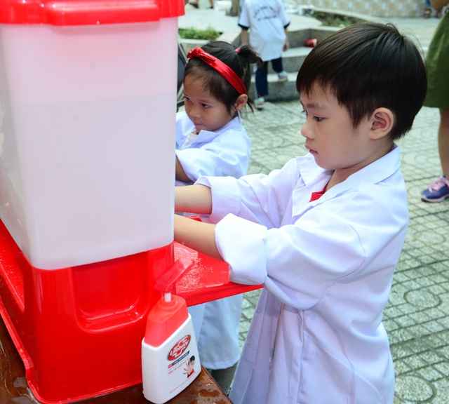 Minh H&agrave; v&agrave; Uy&ecirc;n B&ugrave;i c&ugrave;ng con trải nghiệm 1 ng&agrave;y l&agrave;m &ldquo;nh&agrave; khoa học&rdquo; - Ảnh 10.