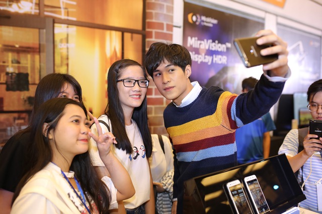 Dàn hot teen hào hứng trải nghiệm smartphone selfie kép góc rộng của thương hiệu Việt - Ảnh 2.