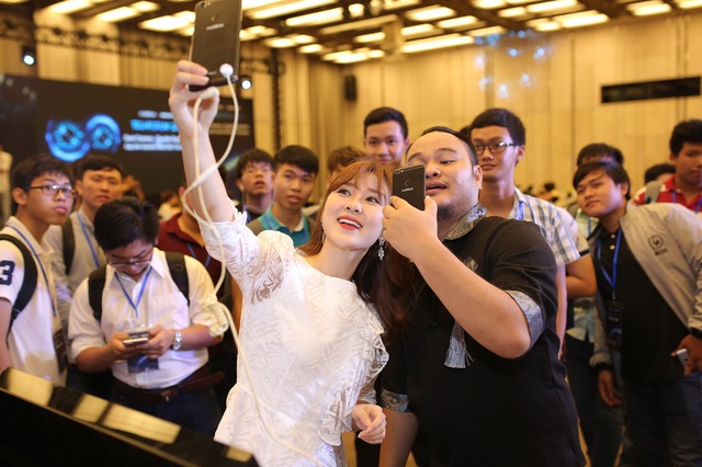 Dàn hot teen hào hứng trải nghiệm smartphone selfie kép góc rộng của thương hiệu Việt - Ảnh 3.