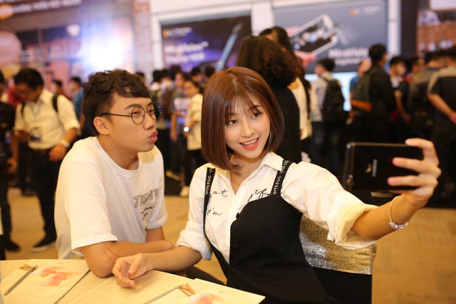 Dàn hot teen hào hứng trải nghiệm smartphone selfie kép góc rộng của thương hiệu Việt - Ảnh 5.