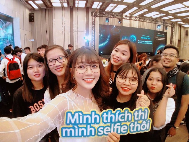Dàn hot teen hào hứng trải nghiệm smartphone selfie kép góc rộng của thương hiệu Việt - Ảnh 6.