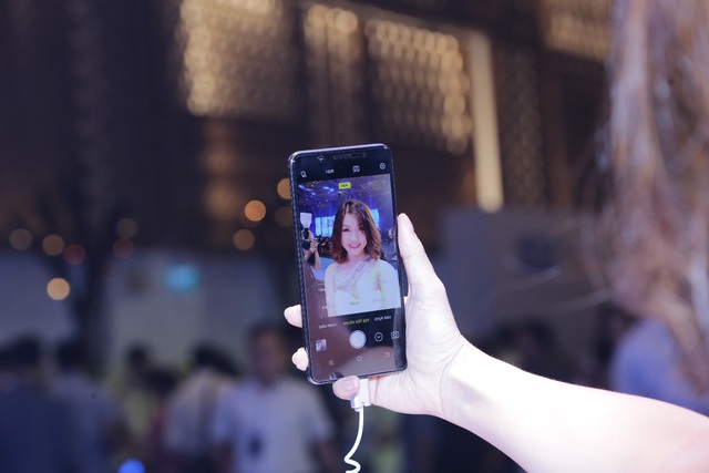 Sở hữu tuyệt phẩm smartphone selfie tràn màn hình chỉ với 8 triệu đồng - Ảnh 2.
