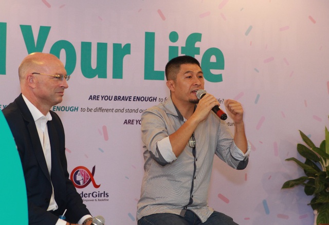 Đạo diễn Charlie Nguyễn, MC Hoàng Oanh hào hứng “truyền lửa” cho học sinh VAS - Ảnh 2.