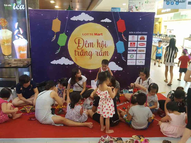 Sôi nổi hoạt động làm lồng đèn vui Trung thu tại LOTTE Mart - Ảnh 1.