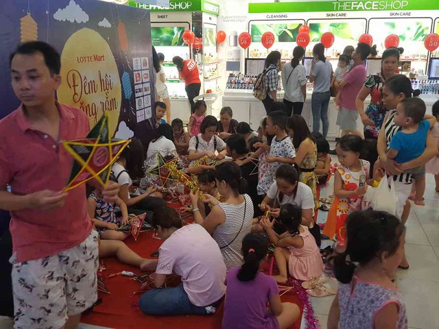 Sôi nổi hoạt động làm lồng đèn vui Trung thu tại LOTTE Mart - Ảnh 3.