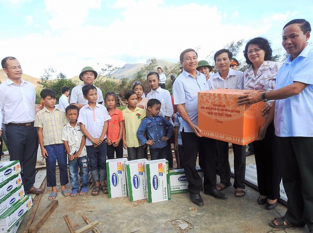 Vinamilk đem sữa đến với trẻ em vùng lũ tại Hà Tĩnh và Quảng Bình - Ảnh 1.