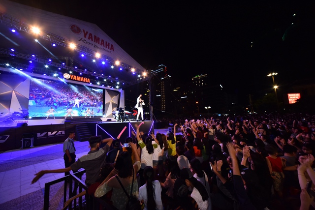 Soái ca Isaac “đốn tim” hàng ngàn bạn trẻ trong đêm nhạc hoành tráng tại Nha Trang - Ảnh 2.