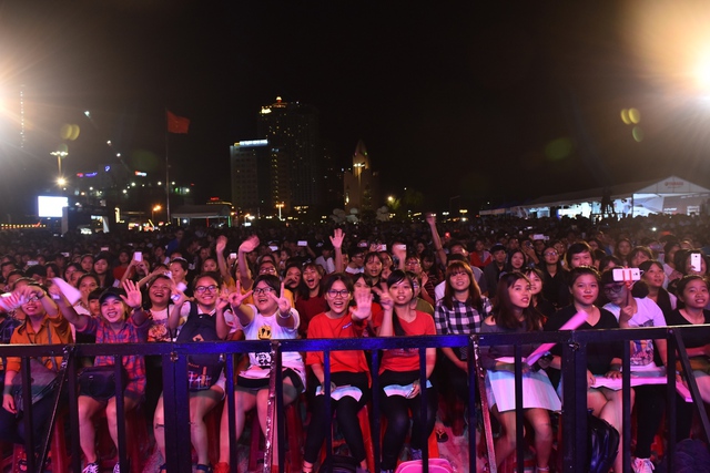 Soái ca Isaac “đốn tim” hàng ngàn bạn trẻ trong đêm nhạc hoành tráng tại Nha Trang - Ảnh 7.