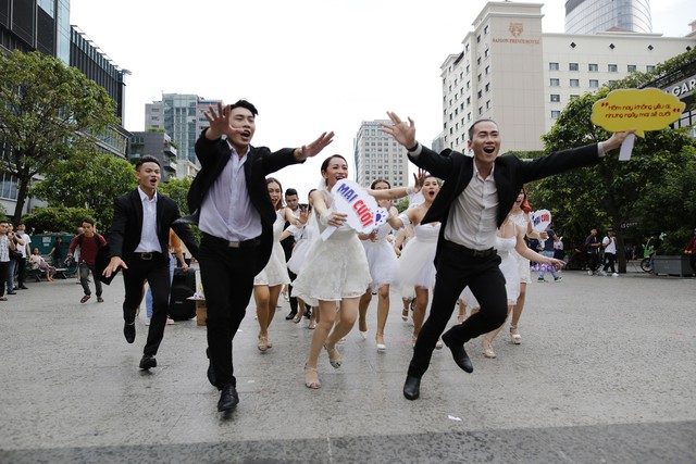 Vũ đạo nhảy flashmob của hơn 60 c&ocirc; d&acirc;u, ch&uacute; rể b&ecirc;n lề phim &ldquo;Ng&agrave;y mai Mai cưới&rdquo; - Ảnh 2.