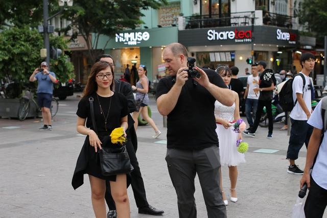 Vũ đạo nhảy flashmob của hơn 60 c&ocirc; d&acirc;u, ch&uacute; rể b&ecirc;n lề phim &ldquo;Ng&agrave;y mai Mai cưới&rdquo; - Ảnh 3.
