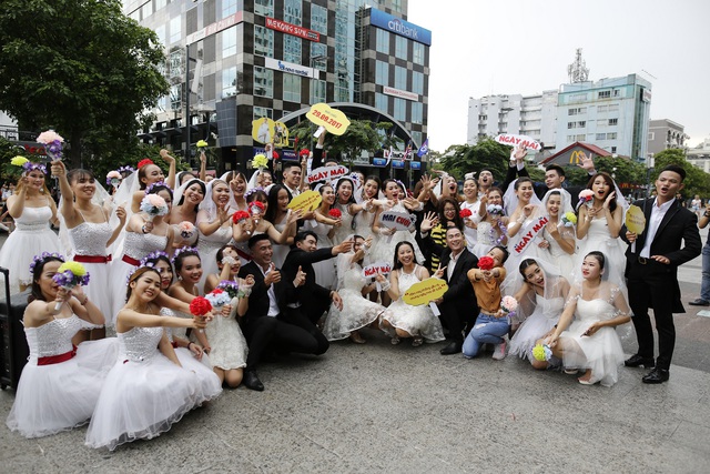 Vũ đạo nhảy flashmob của hơn 60 c&ocirc; d&acirc;u, ch&uacute; rể b&ecirc;n lề phim &ldquo;Ng&agrave;y mai Mai cưới&rdquo; - Ảnh 5.