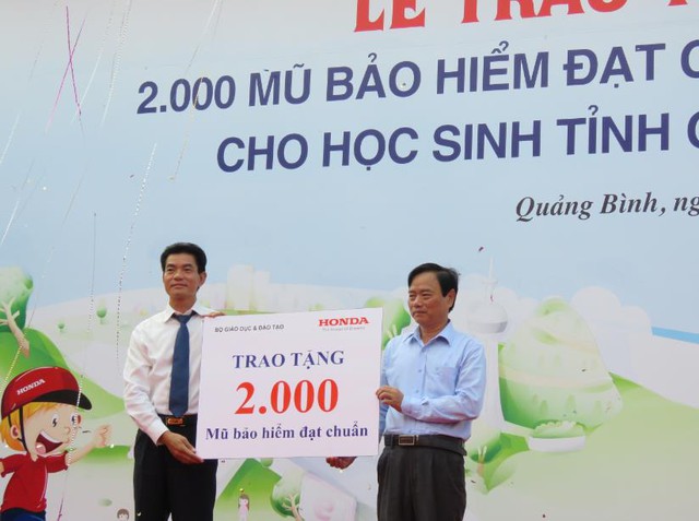 Honda Việt Nam trao tặng 2.000 mũ bảo hiểm cho học sinh tỉnh Quảng Bình - Ảnh 1.