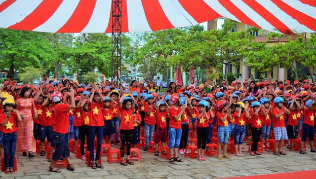 Honda Việt Nam trao tặng 2.000 mũ bảo hiểm cho học sinh tỉnh Quảng Bình - Ảnh 2.