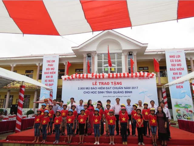 Honda Việt Nam trao tặng 2.000 mũ bảo hiểm cho học sinh tỉnh Quảng Bình - Ảnh 4.