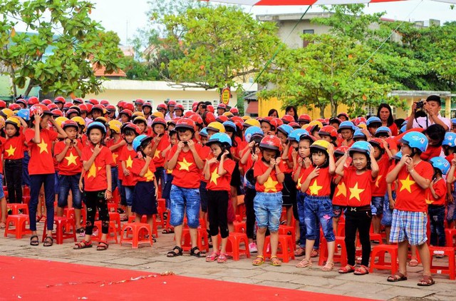 Honda Việt Nam trao tặng 2.000 mũ bảo hiểm cho học sinh tỉnh Quảng Bình - Ảnh 5.