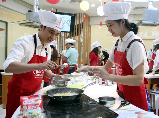 Hà Nội: Tan chảy trước màn cầu hôn bất ngờ của giảng viên với bạn gái tại lớp học nấu ăn - Ảnh 4.
