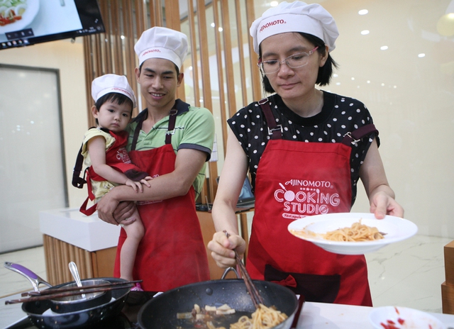 H&agrave; Nội: Tan chảy trước m&agrave;n cầu h&ocirc;n bất ngờ của giảng vi&ecirc;n với bạn g&aacute;i tại lớp học nấu ăn - Ảnh 7.