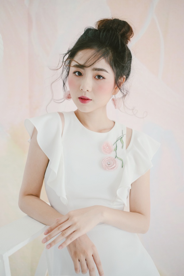 Moonlight Serenade: Bản dạ kh&uacute;c &aacute;nh trăng của họa tiết th&ecirc;u tay - Ảnh 2.